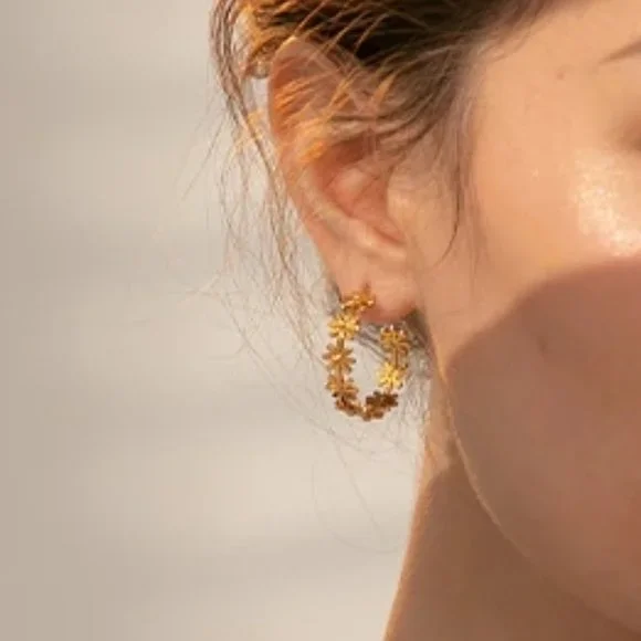 NEW 18K Gold Plated Daisy Flower Round Hoop Earrings